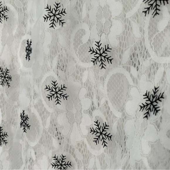 Snowflake and lace blouse - Picture 5 of 12